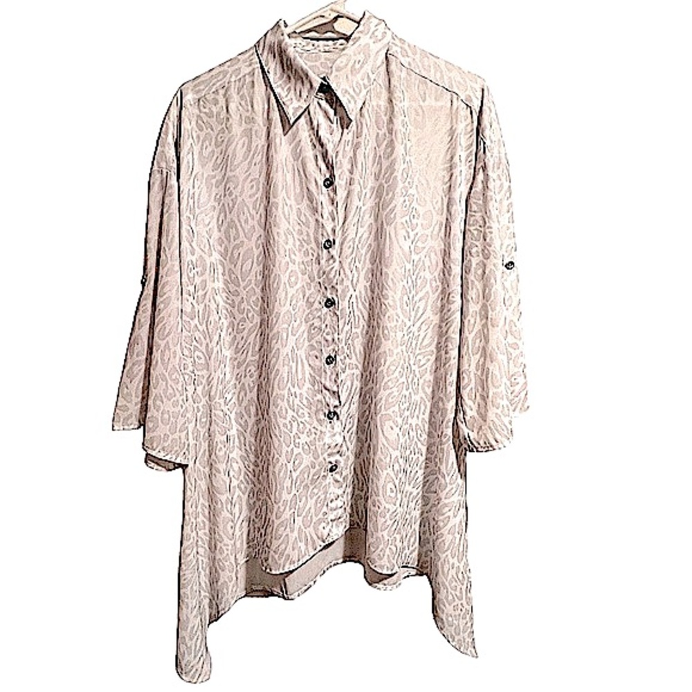 Chico’s leopard button down collared blouse. Handkerchief hem 3/4 sleeve
